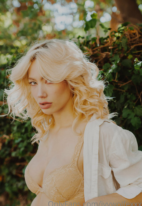 ivywolfexxx hot pornstar pics