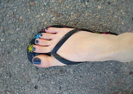 feeteaser nude model image