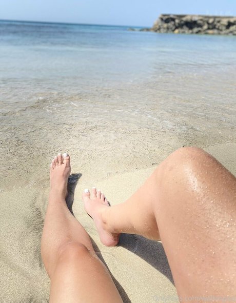 walkingaia sex model image