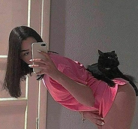 Nisa Kavak hot model pictures