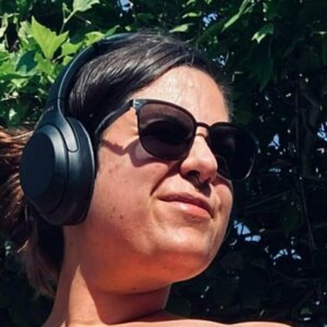 ladywheadphones Profile photo