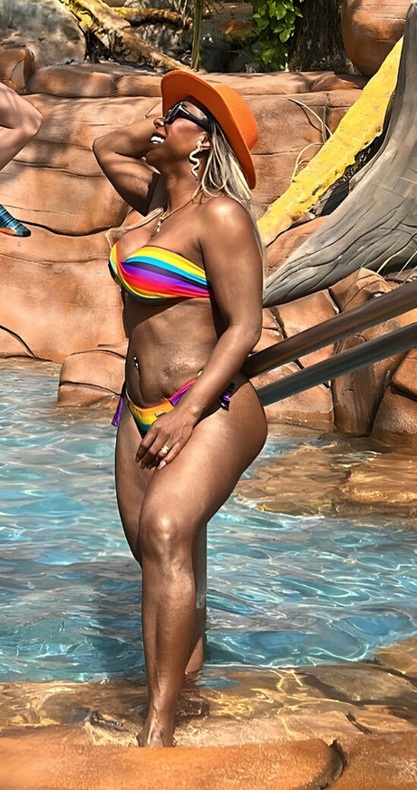 Adelia Soares sexy star photos