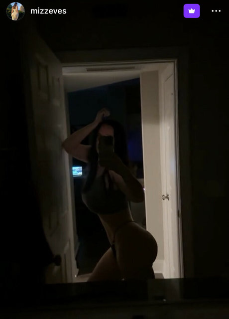 Mizzeves naked model photos