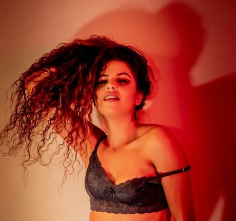 Sweet karolzinha sexy actress picture