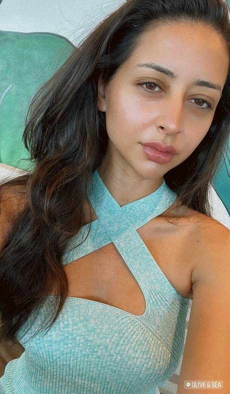 Serena Milan naked model gallery