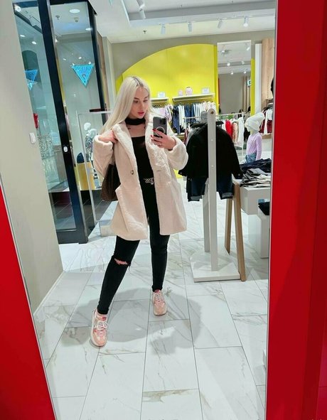 misss sandra vip model pretty image