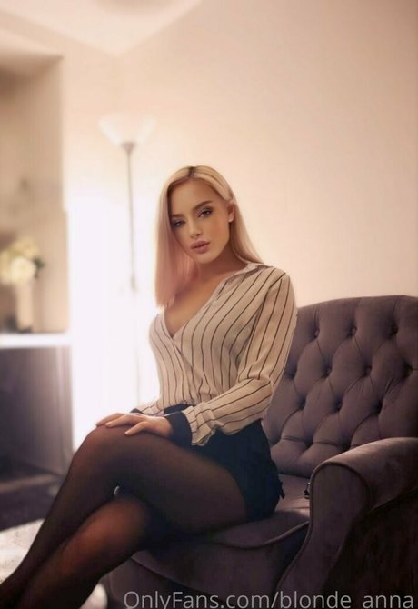 blonde anna model top photos