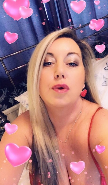 Queenmilfy model erotic photo