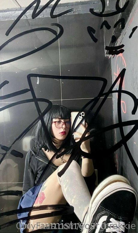 kiki need you inside model exclusive image