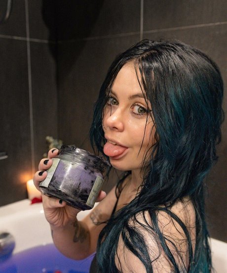 Moo Smith naked actress pictures