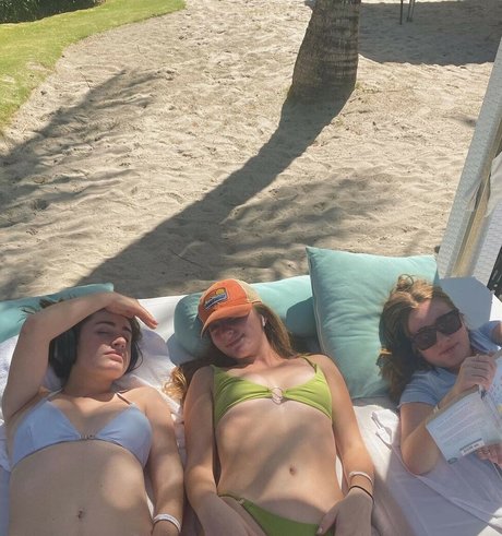 Lizzie Sennott star nude picture