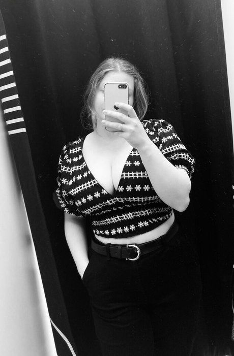 Nina Hope model art gallery