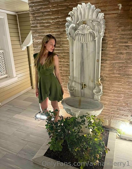 annacherry1 naked model picture