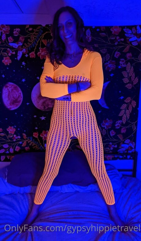 gypsyhippietravel sexy model photo