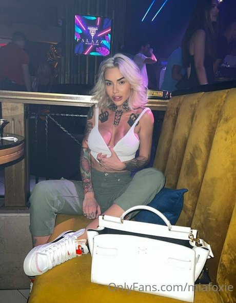 mia foxybae model free pictures