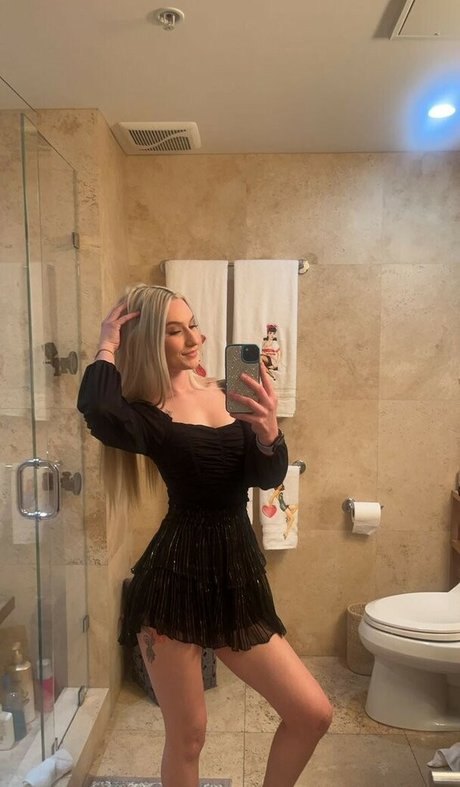 Roxanne Rhodes hd pornstar image