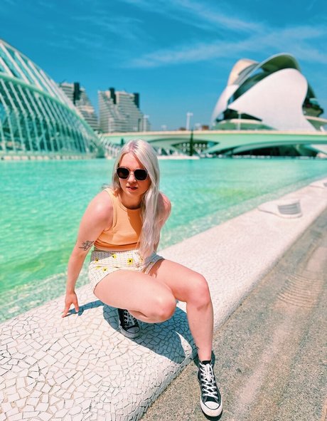 Larissa Zeeuwe erotic star pics