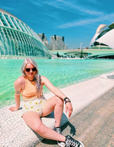 Larissa Zeeuwe naked model pic