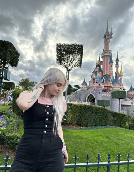 Larissa Zeeuwe art model pics