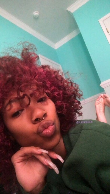 Sinister Simone pretty actress pictures