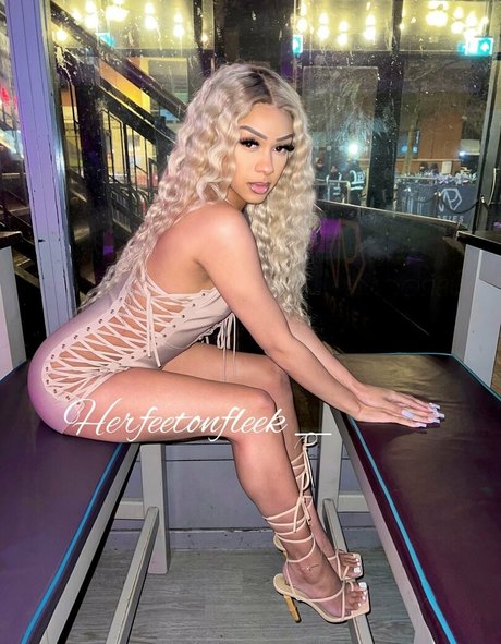 herfeetonfleek_ high quality star pic