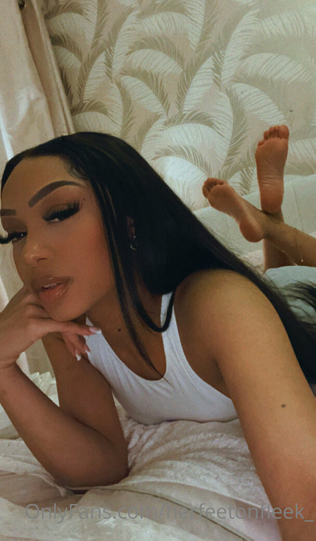 herfeetonfleek_ pretty actress pic
