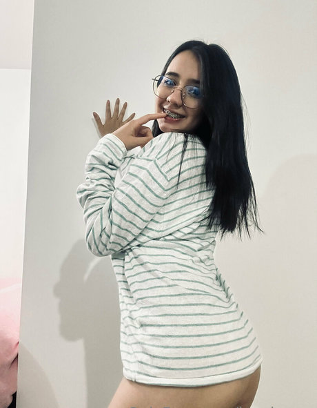 lovely zoe hd model img