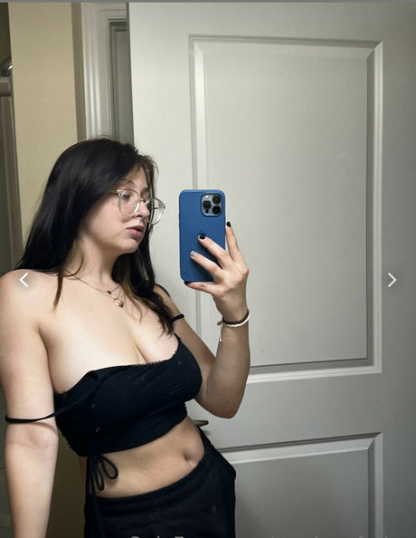 Sariyahleon model nude photo