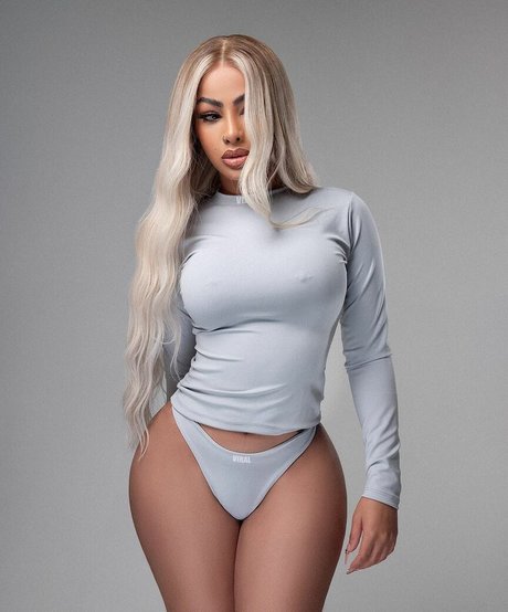 Yailin La Mas Viral art model picture