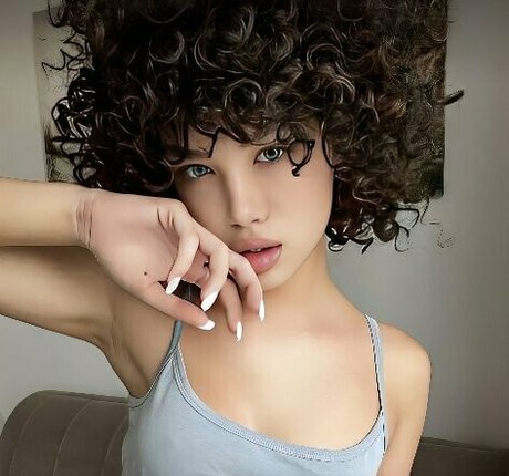 elisenextdoor adult star photo