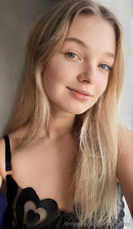 elisenextdoor model xxx image