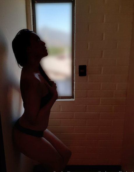 lolaxoficial model adult pictures