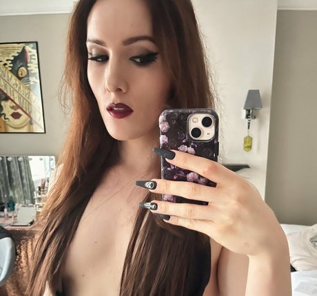 Abigail Thorn nice actress pics