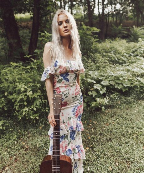 Zandi Holup star pic