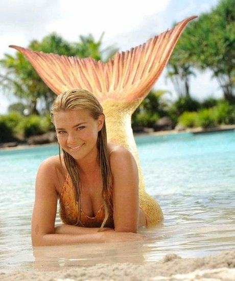 Indiana Evans sexy star gallery