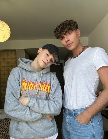 luistwinkyy nude model images