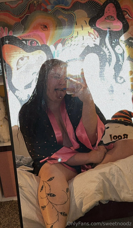 sweetnoodz sexy star pic