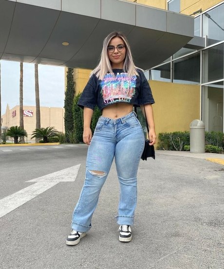 Thaily Delgado pretty star image