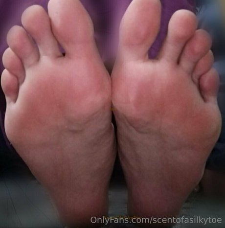 scentofasilkytoe model erotic pics