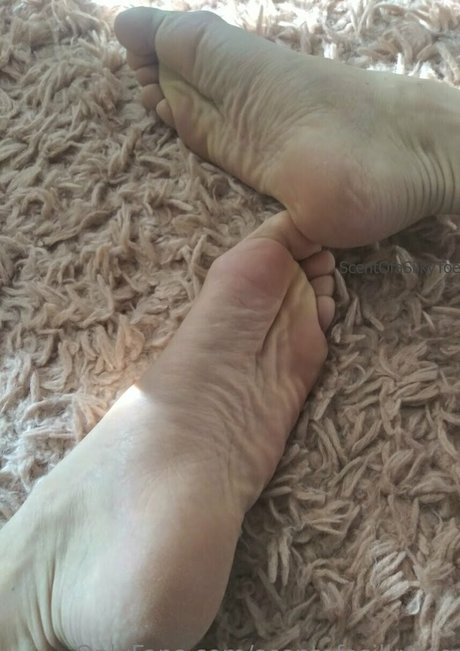 scentofasilkytoe pretty model pic