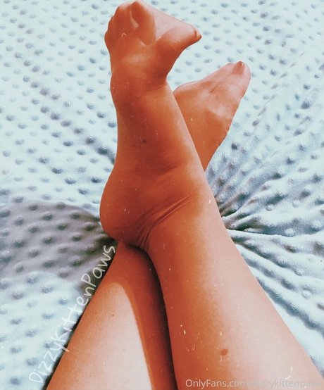 dizzykittenpaws pornstar erotic picture