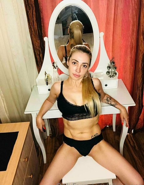 ellis benz nude model photos