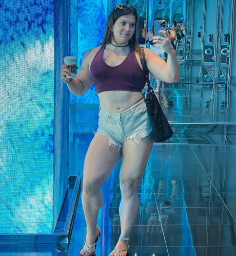 Eva The Supergirl star free pic