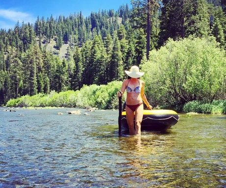 Courtnee Draper sexy model image