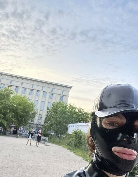 Gummipuppet nudes model pics