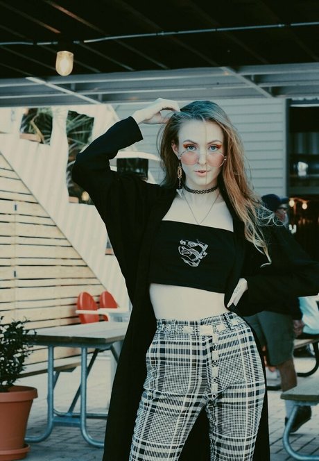 lola costa naked pornstar gallery