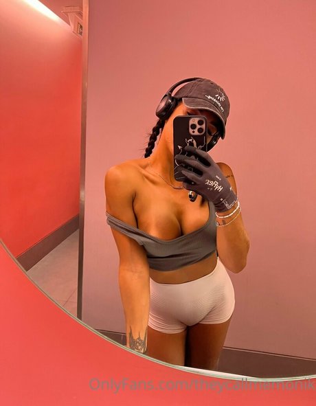 theycallmemonik naked model img