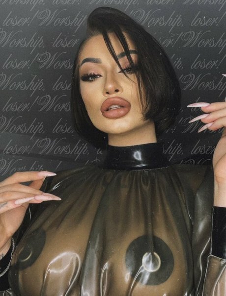 LaReinaMalvadaa star pornographic photo