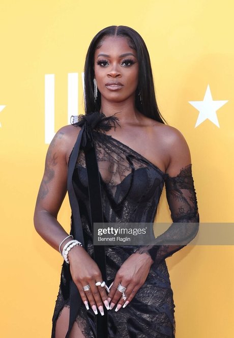 Ari Lennox erotic pornstar pics