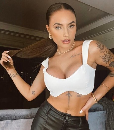 babe brunette onlyfans sexy picture